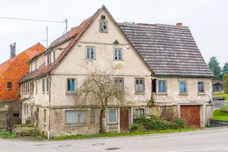 Česko je plné nemovitostí, o které nikdo nestojí. Skupují je spekulanti a pak prodávají za miliony